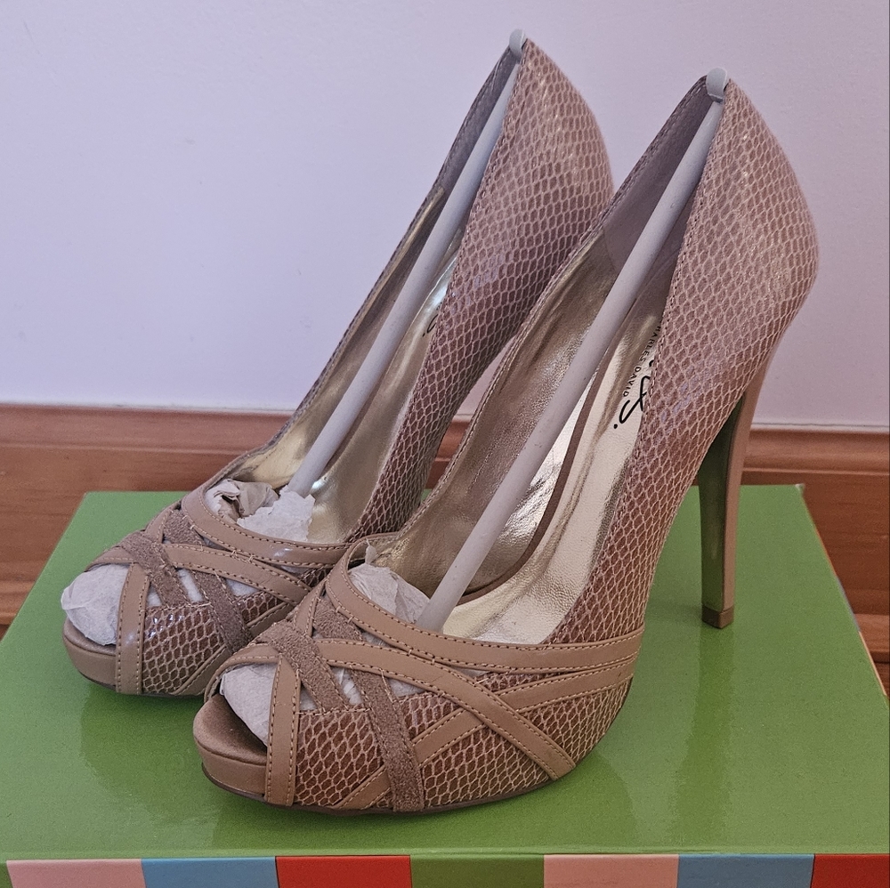 Charles David Camel Snake Pump
